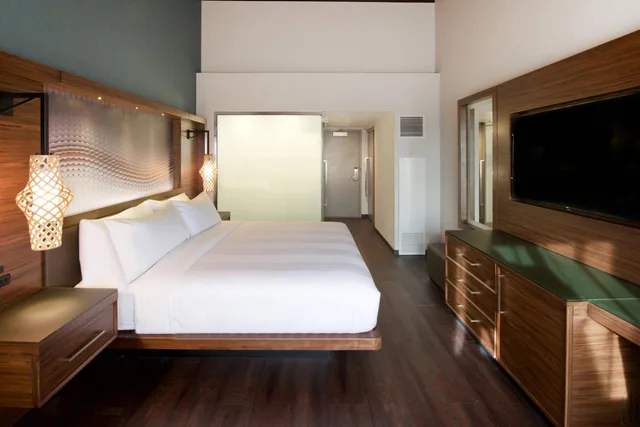 غرفة بسرير كينج بحوض استحمام لذوي الإعاقة، Seattle Airport Marriott 2/7