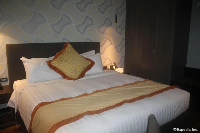 Deluxe, Double Bed, F1 Hotel Manila BGC 1/2