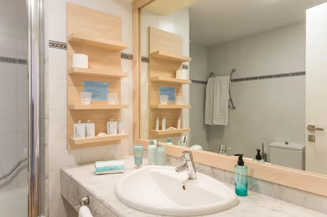 غرفة بسرير مزدوج بإطلالة على البحر بشرفة مع سرير إضافي، Monterrey Hotel 8/10