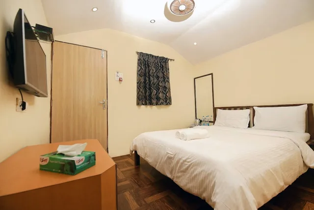 خيمة بسرير كوين، West End Hotel 3/6
