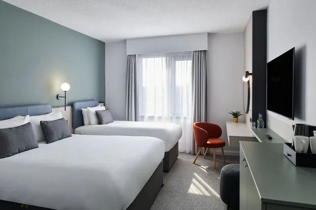Room, 1 Double and 1 Single Bed, Leonardo Hotel Dublin Parnell Street 2/2