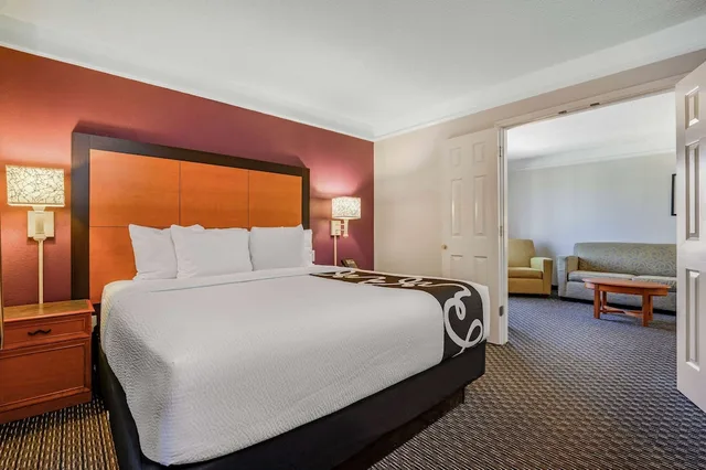 غرفة بسرير كينج يُسمح فيها بالحيوانات الأليفة، La Quinta Inn & Suites by Wyndham Myrtle Beach Broadway Area 2/4