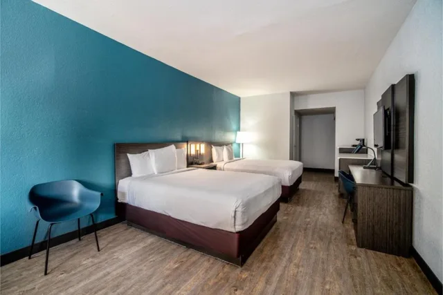 غرفة رباعية بسريرين كوين، Studio6 Suites Lawndale, CA – South Bay 1/2
