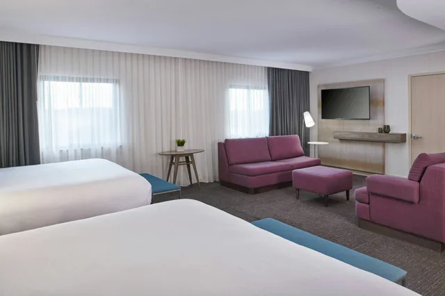 غرفة بسرير كينج، Delta Hotels by Marriott Detroit Novi 2/4