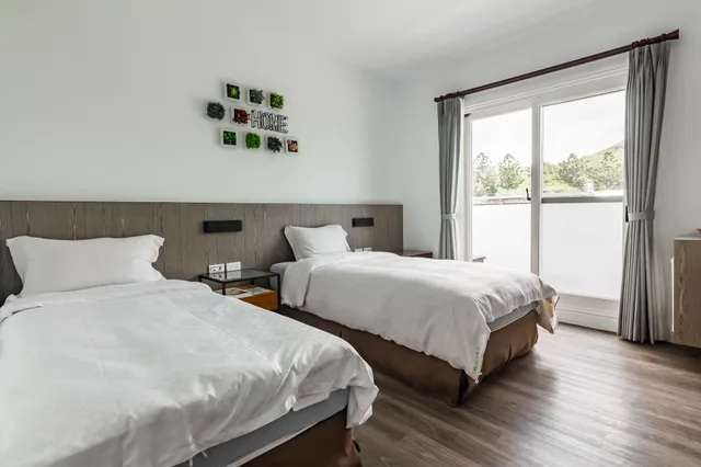 غرفة بسريرين منفصلين بشرفة، Kenting Fairyland & Farm Guest House 6/10