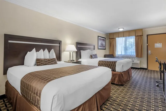 غرفة قياسية بسريرين كوين بحوض جاكوزي، Best Western Plus Inn Of Hayward 6/10