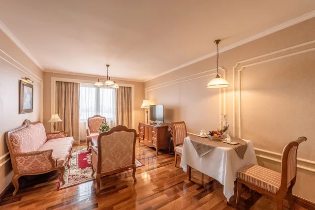 جناح ملكي بسريرين كينج، Hotel Grand Saigon 8/10