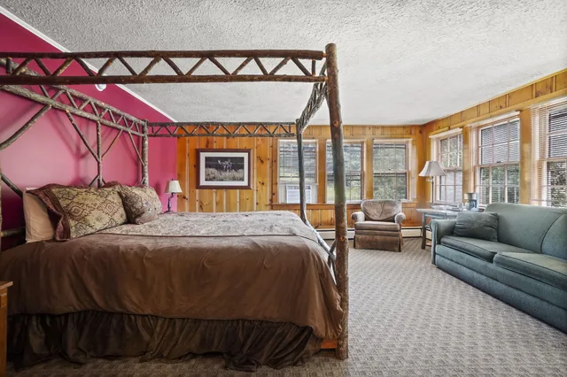 غرفة بريميوم بسرير كينج مع أريكة، Whitney Apos S Inn At Jackson 6/8