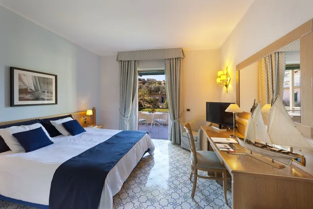 غرفة قياسية ثلاثية بسرير مزدوج وسرير فردي بشرفة، Grand Hotel Vesuvio Sorrento 2/4