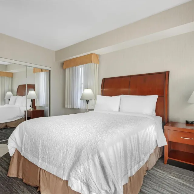 جناح بسرير كوين بجاكوزي، Best Western Plus Suites Downtown 1/10