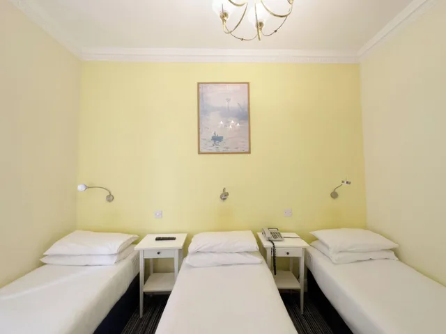 غرفة تنفيذية ثلاثية، Manor Hotel 1/4