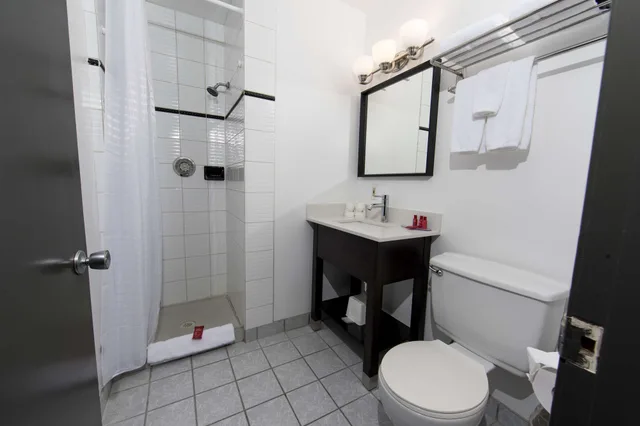 غرفة قياسية بسرير كوين في الطابق الأرضي، SureStay Hotel by Best Western Castlegar 3/3
