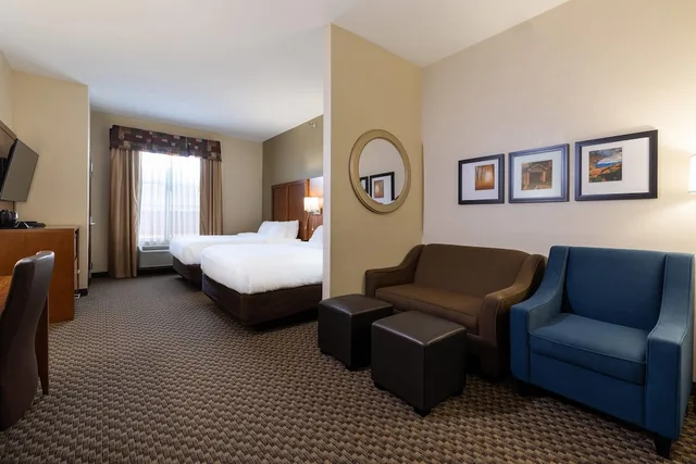 جناح بسريرين كوين مع أريكة، Comfort Suites Troy-I75 6/10