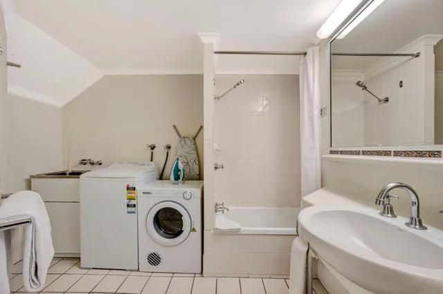 1 Bedroom, Apartment, Queen Bed, Two Story, Dining Area, Kitchen, Bathtub، City Oasis Inn Townsville SureStay Collection by BW 4/5
