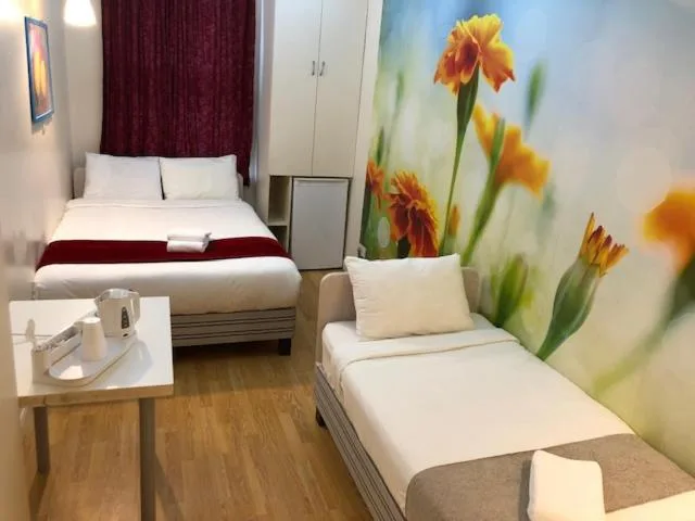 غرفة ثلاثية بحمام خاص، Barking Hotel 1/2