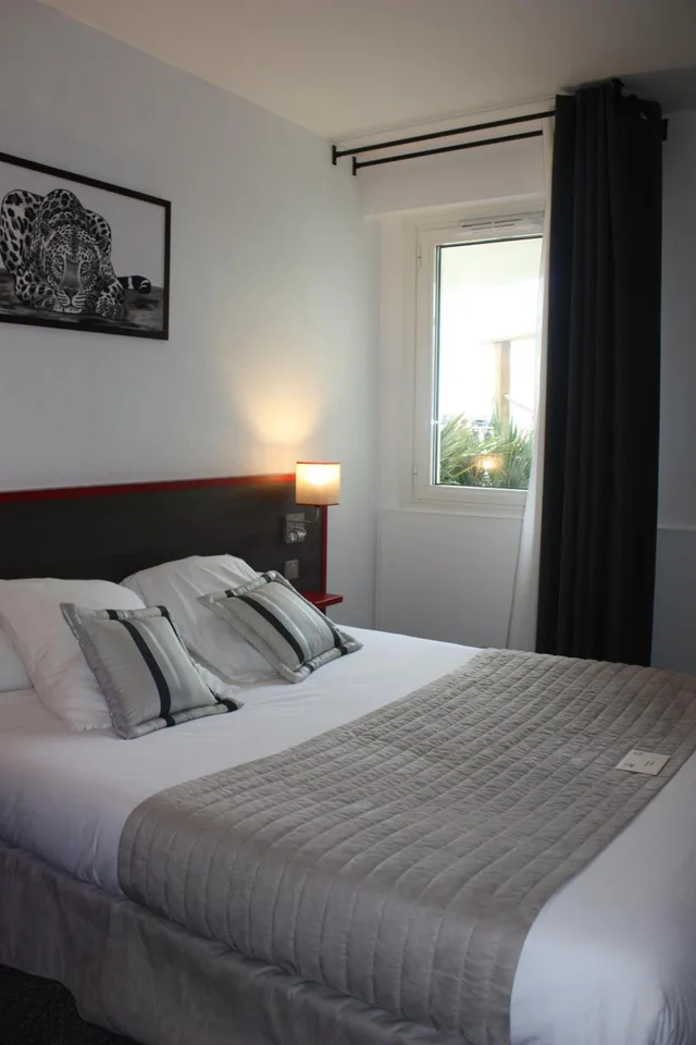 غرفة بسرير مزدوج بإطلالة على المسبح في طابق منخفض، Hotel La Citadelle 1/8