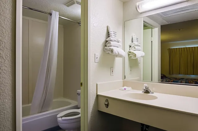 غرفة قياسية بسرير كوين لذوي الإعاقة، Motel6 Barstow, CA 8/10