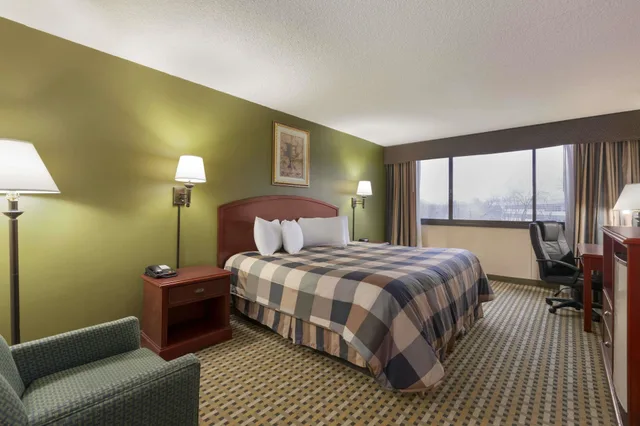 غرفة بسرير كينج لذوي الإعاقة، Ramada By Wyndham Rochelle Park Near Paramus 4/7