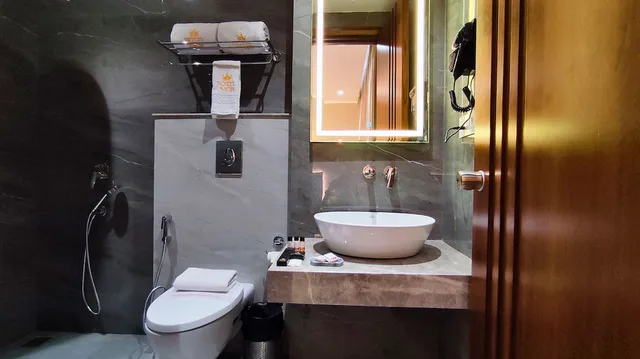 غرفة بريميوم بسرير كينج، MGR Hotel Moradabad 10/10