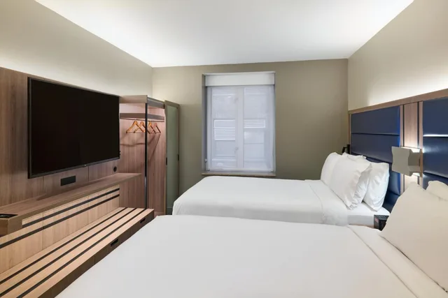 غرفة بسريرين مزدوجين بحوض استحمام لذوي الإعاقة، Holiday Inn Express - New York City Chelsea 2/9