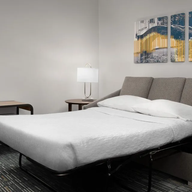 جناح بسريرين كوين بغرفة نوم واحدة مع أريكة، Homewood Suites By Hilton San Antonio-Riverwalk/Downtown 3/8