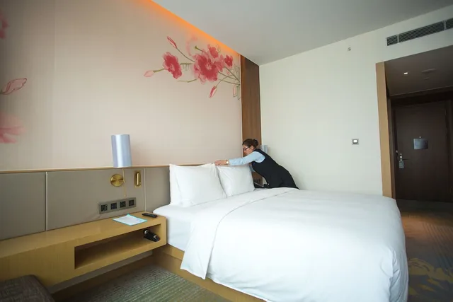 غرفة ديلوكس بسرير كينج بإطلالة على الحديقة، Hilton Garden Inn Qidong 1/4