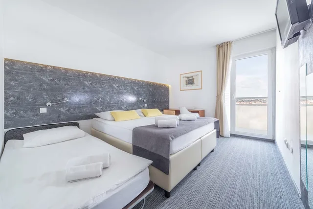 غرفة اقتصادية بثلاثة أسرّة بشرفة، Hotel Punta Vodice 1/10