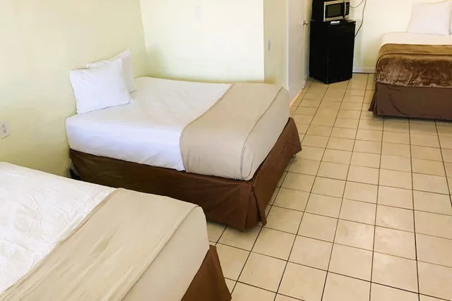 غرفة بسريرين مزدوجين وسرير كوين وسريرين مزدوجين، OYO Hotel Rockport- Bay View 2/5