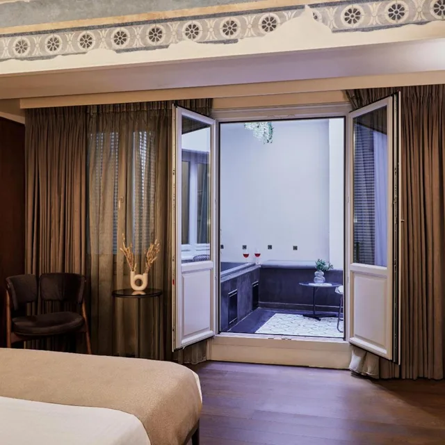 Fresco, King Bed, Outdoor Jetted Tub، Athens 1890 Boutique Hotel & Spa 3/6