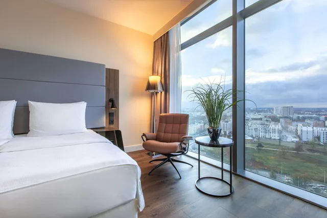 غرفة بريميوم بسرير كوين، Radisson Blu Hotel, Frankfurt 1/2