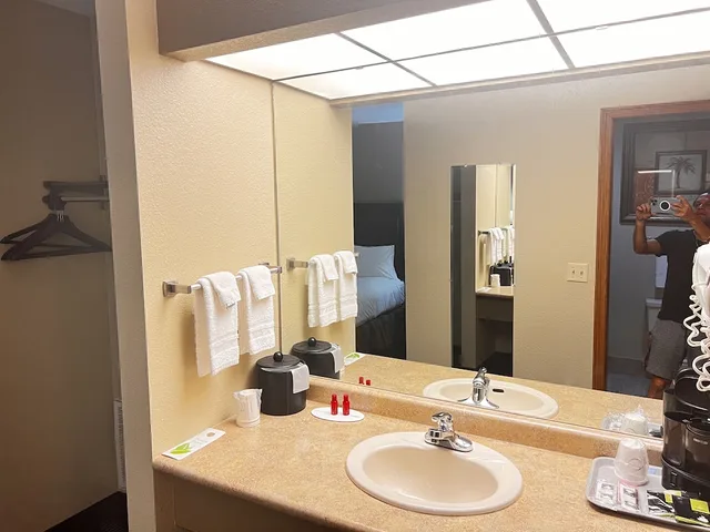 غرفة قياسية بسرير كينج، Apple Tree Inn and Suites 6/8