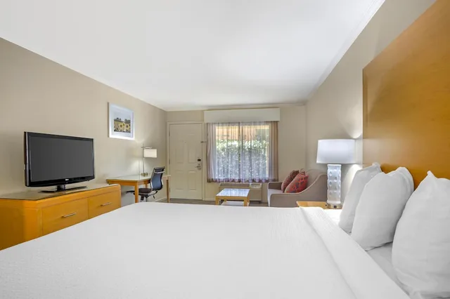 Standard, King Bed, Exterior Entrance، Best Western Plus Dixon Davis 1/9