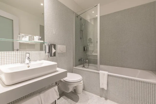 Standard, Single Bed, Bathtub, Garner Hotel Berlin - Gendarmenmarkt by IHG 5/8