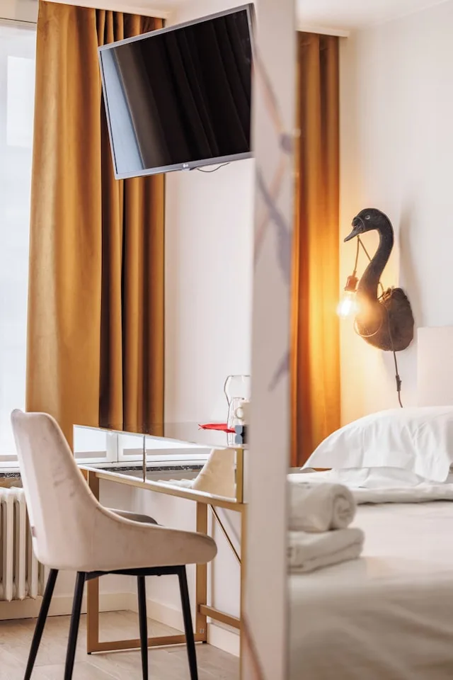غرفة ثلاثية، The Black Swan Hotel 5/7