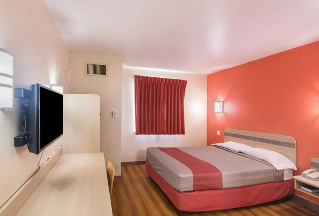 1 Queen Bed - Mobility Accessible Tub Nsmk، Motel6 Terrell, TX 5/10