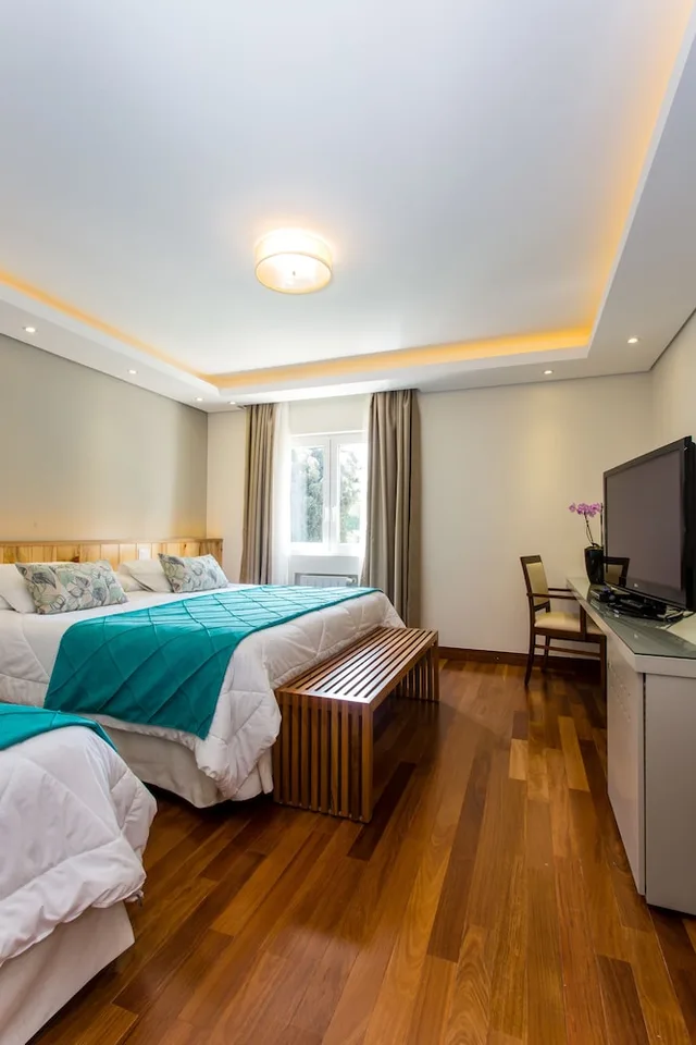 غرفة فاخرة بسرير كوين وسرير فردي، Hotel Serra da Estrela 1/7