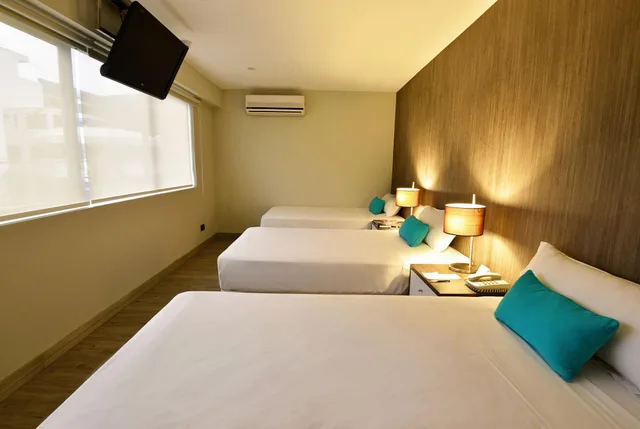 غرفة ثلاثية، Mariel Hotel 1/2