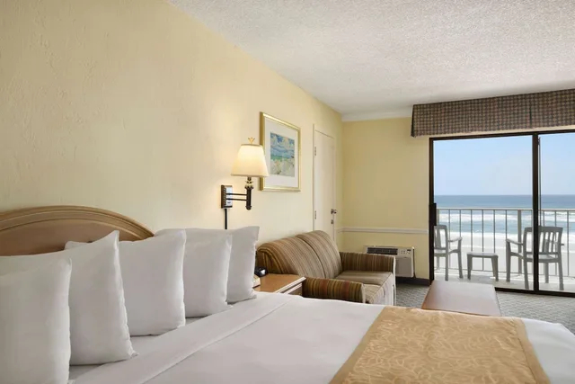 Efficiency, King Bed, Ocean Front, Balcony، Days Inn by Wyndham Daytona Oceanfront 1/4
