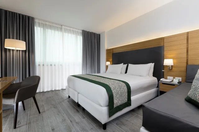 غرفة بريميوم بسرير كينج مع أريكة، HOLIDAY INN NAPLES 7/10
