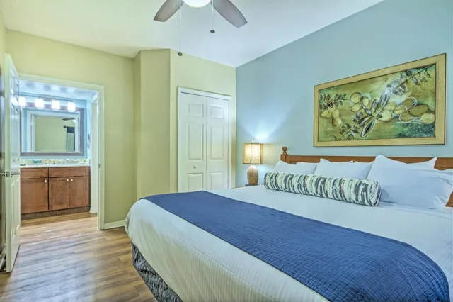 غرفة بسرير كينج بغرفة نوم واحدة مع أريكة، Club Wyndham Cypress Palms 1/5