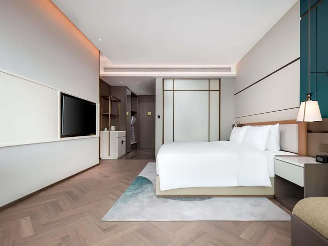 غرفة سوبيريور بسرير كينج بإطلالة على البحيرة، Grand Mercure Hangzhou Qingshan Lake 2/3