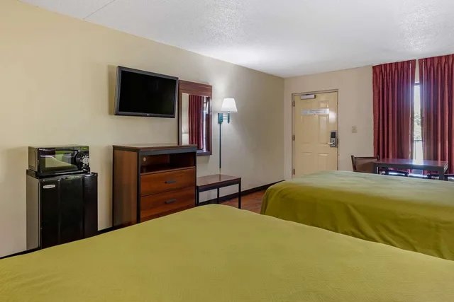 غرفة بسريرين كوين، Econo Lodge Fayetteville, NC 1/2