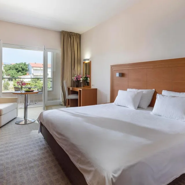 غرفة سوبيريور بسرير مزدوج بإطلالة على المتنزه بشرفة، Family Hotel La Luna – All inclusive 1/6