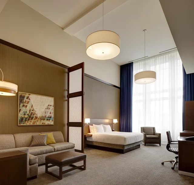 غرفة بسرير كينج مع أريكة لذوي الإعاقة، Hyatt Place St Paul Downtown 1/2