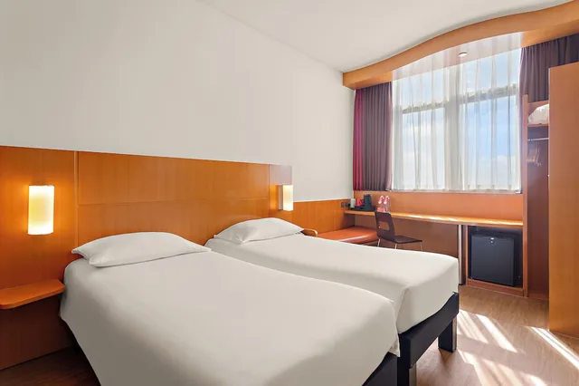 غرفة قياسية بسريرين منفصلين، Ibis Abu Dhabi Gate Hotel 2/10