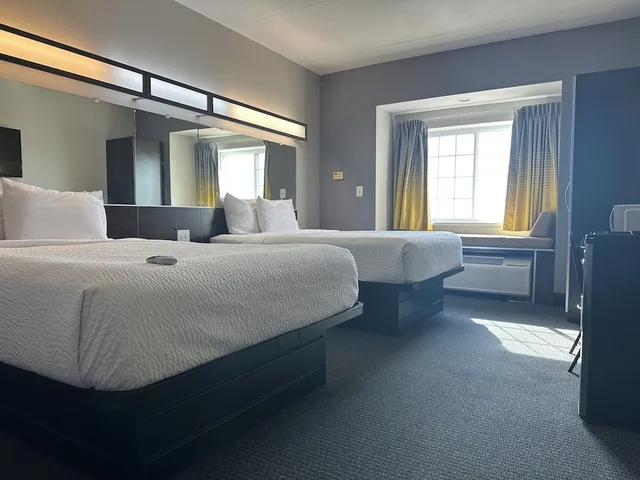 غرفة بسريرين كوين بإطلالة على النهر، Microtel Inn Suites By Wyndham Quincy 2/7