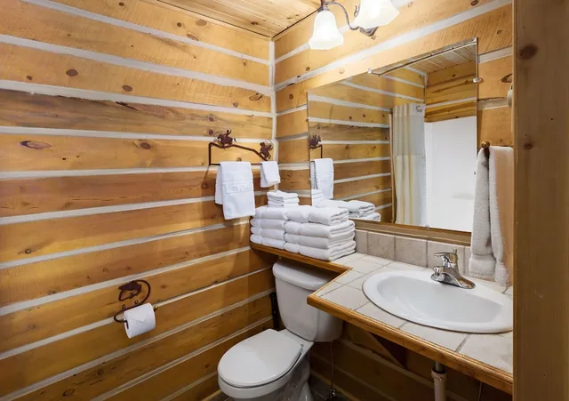 Loft, Cabin, 2 Queen Beds, Kitchen، Rock Crest Lodge And Cabins 1/1