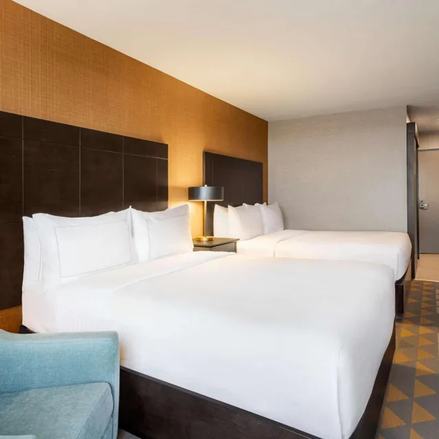 غرفة بسرير كينج وسريرين كوين، DoubleTree by Hilton Pointe Claire Montreal Airport West 4/8