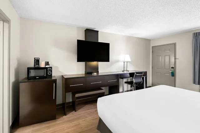 غرفة بسرير كينج لذوي الإعاقة، Quality Inn & Suites Monticello Ar 4/6