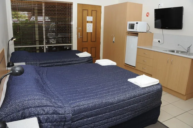 غرفة ديلوكس بسرير كوين وسرير فردي، Sun Valley Motel Biloela 1/5